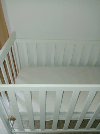 Cuna de madera blanca marca Micuna