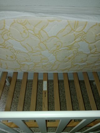 Cuna de madera blanca marca Micuna
