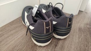 Botas de fútbol Mizuno Taco Turf Negras Blancas