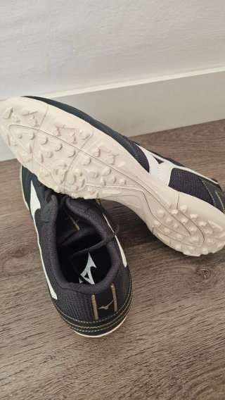 Botas de fútbol Mizuno Taco Turf Negras Blancas