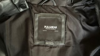 Abrigo cuero Pull and Bear negro