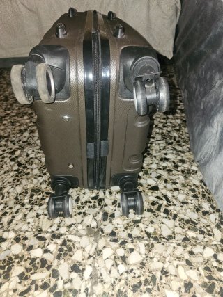 Maleta plateada con diseño de clips