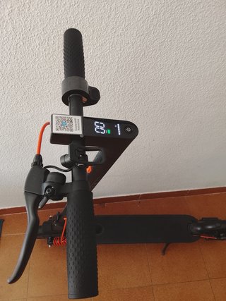 Patinete Eléctrico Negro con Casco