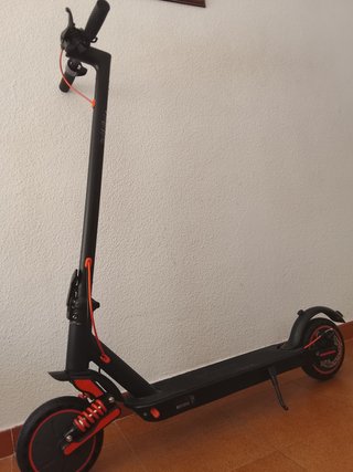 Patinete Eléctrico Negro con Casco