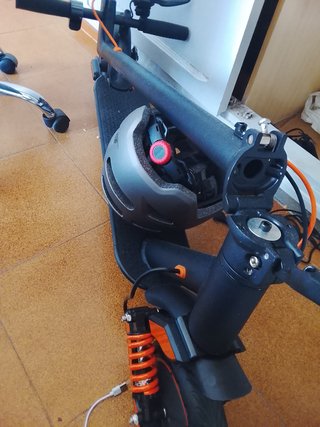 Patinete Eléctrico Negro con Casco