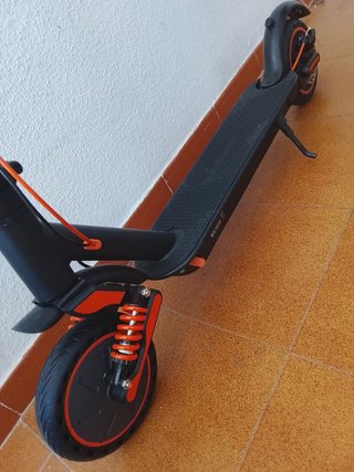 Patinete Eléctrico Negro con Casco