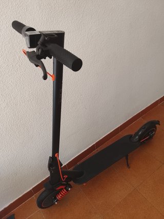 Patinete Eléctrico Negro con Casco