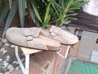 Zuecos con hebilla beige/gris talla 41