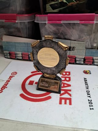 Trofeo de resina imitación metal