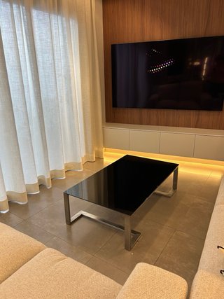 Mesa centro cristal negro y metal