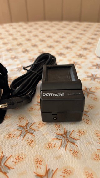 Cámara Canon EOS 1300D Negra + cargador de bateria