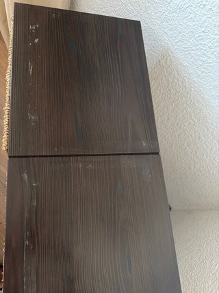 Estantería de madera con puertas de yute