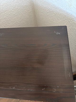 Estantería de madera con puertas de yute