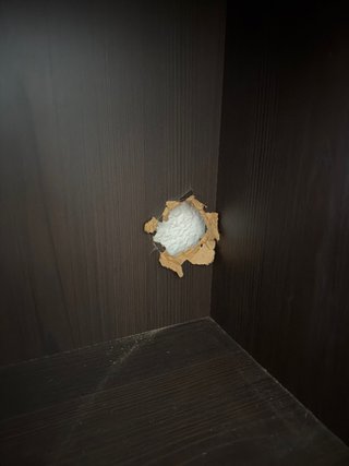 Estantería de madera con puertas de yute