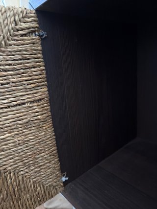 Estantería de madera con puertas de yute