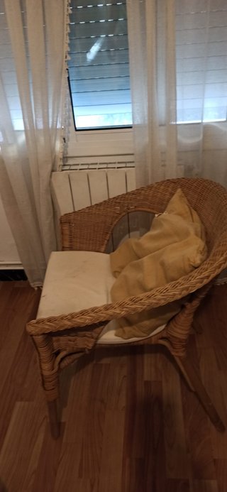 Sillón de mimbre con cojín