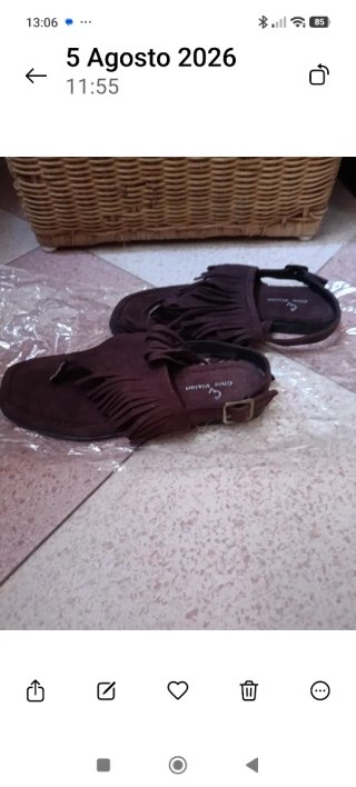 Sandalias marrones con flecos de dedo.