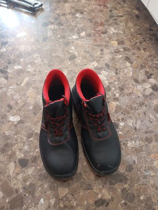 BOTAS Y GUANTES DE SEGURIDAD