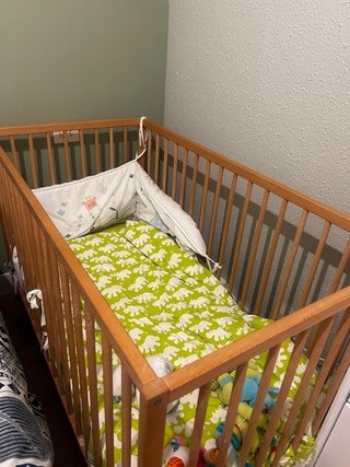 Cuna de madera completa con accesorios