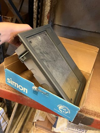 Simon 500 CIMA Caja Suelo 70mm 4 Módulos Gris
