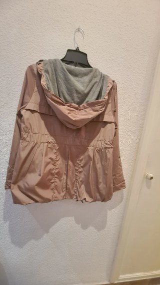 Cazadora con capucha beige