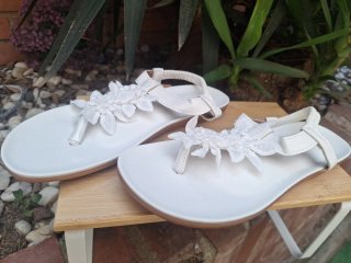 Sandalias blancas florales talla 40