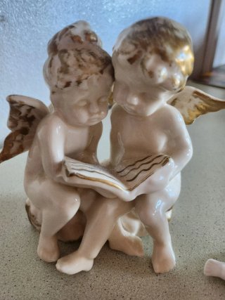 N.2 Cherubini in porcellana con dettagli oro