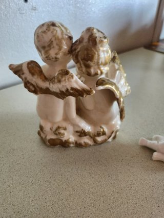 N.2 Cherubini in porcellana con dettagli oro
