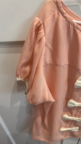 Camisa rosa con lazos