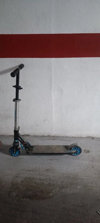 Patinete infantil azul y negro