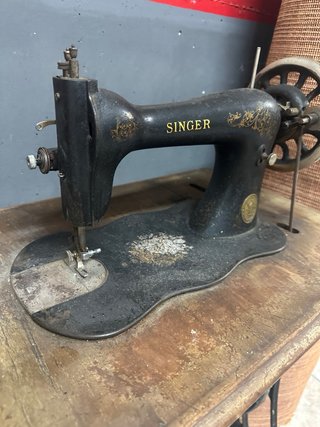 Máquina de coser Singer antigua