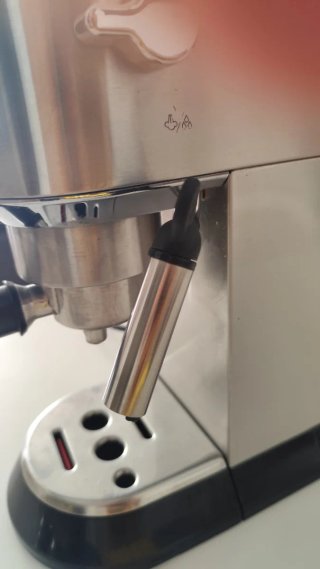 Cafetera DeLonghi Dedica con accesorios