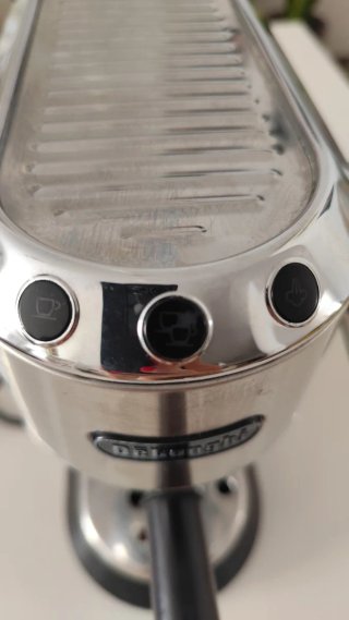 Cafetera DeLonghi Dedica con accesorios