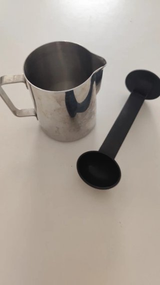 Cafetera DeLonghi Dedica con accesorios
