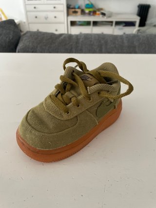 Nike Air Force 1 niño verde oliva. Número 21.