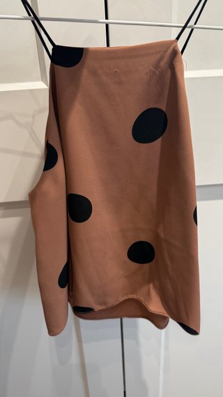 Top marrón lunares negros