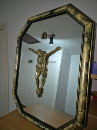 Cuadro octogonal con Cristo de Bronce