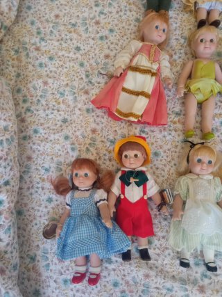 Baúles muñecos de porcelana cuentos infantiles