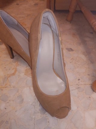 Zapatos de tacón sin puntera color camel