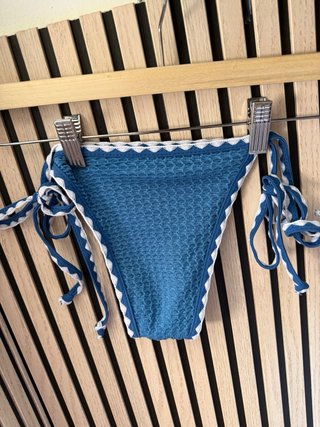Bikini azul con borde blanco