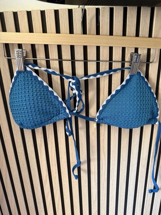 Bikini azul con borde blanco