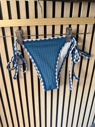 Bikini azul con borde blanco