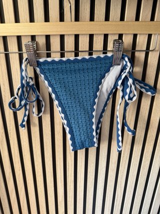Bikini azul con borde blanco