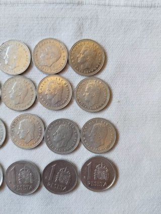 Lote de 24 monedas de pesetas. Plateadas