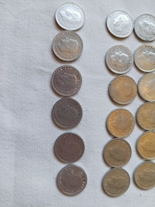 Lote de 24 monedas de pesetas. Plateadas