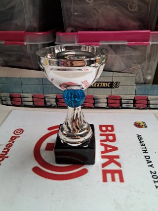 Trofeo plateado con base negra