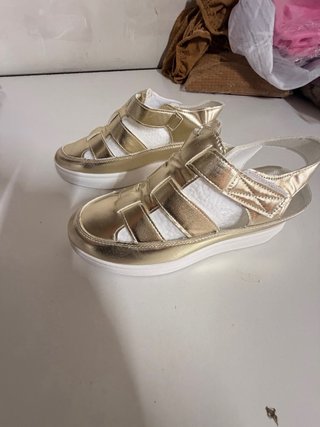 Sandalias romanas doradas mujer
