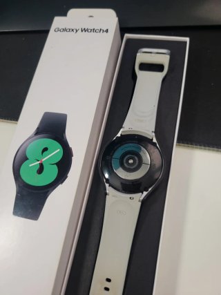 Samsung Galaxy Watch 4 (44mm) + correas/protectors