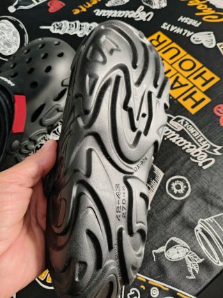 Zuecos tipo Crocs negros forrados