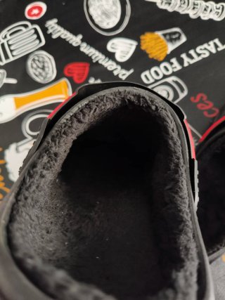 Zuecos tipo Crocs negros forrados